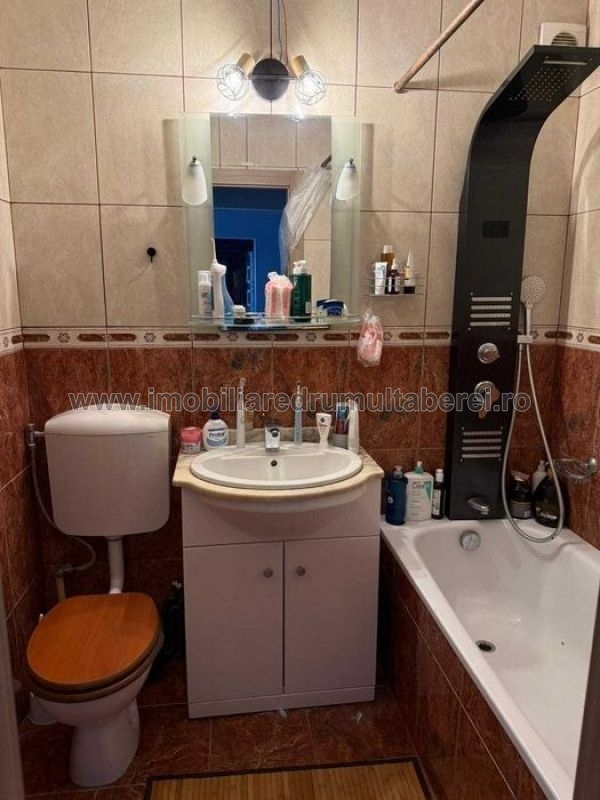 vanzare apartament 3 camere, Parva, Metrou Valea Ialomitei, cf 1, etaj 4/4, semidecomandat, centrala, bloc reabilitat,        pret 129.000 EUR