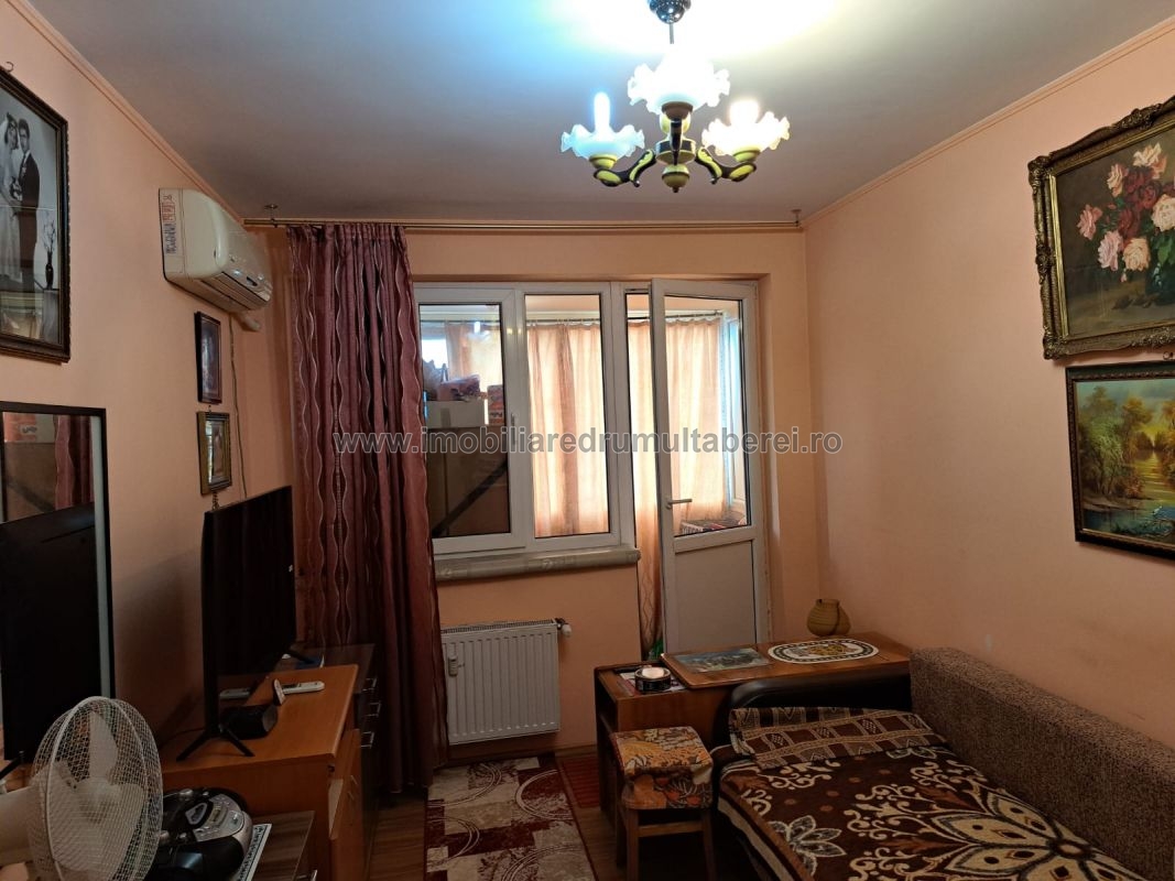 vanzare apartament 3 camere, Favorit, Metrou, cf 1, etaj 6/8, semidecomandat, 2 balcoane,       110.000 EUR