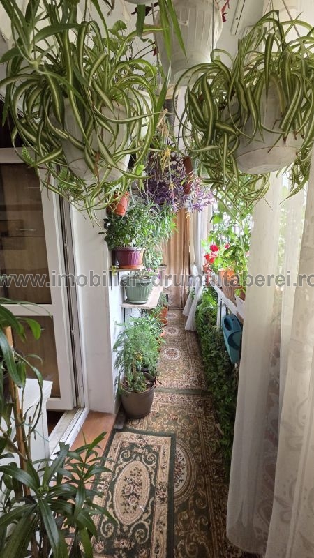 vanzare apartament 3 camere, Ghencea, cf 1, etaj 10/10, semidecomandat, 2 gr.sanitare,    145.000 EUR