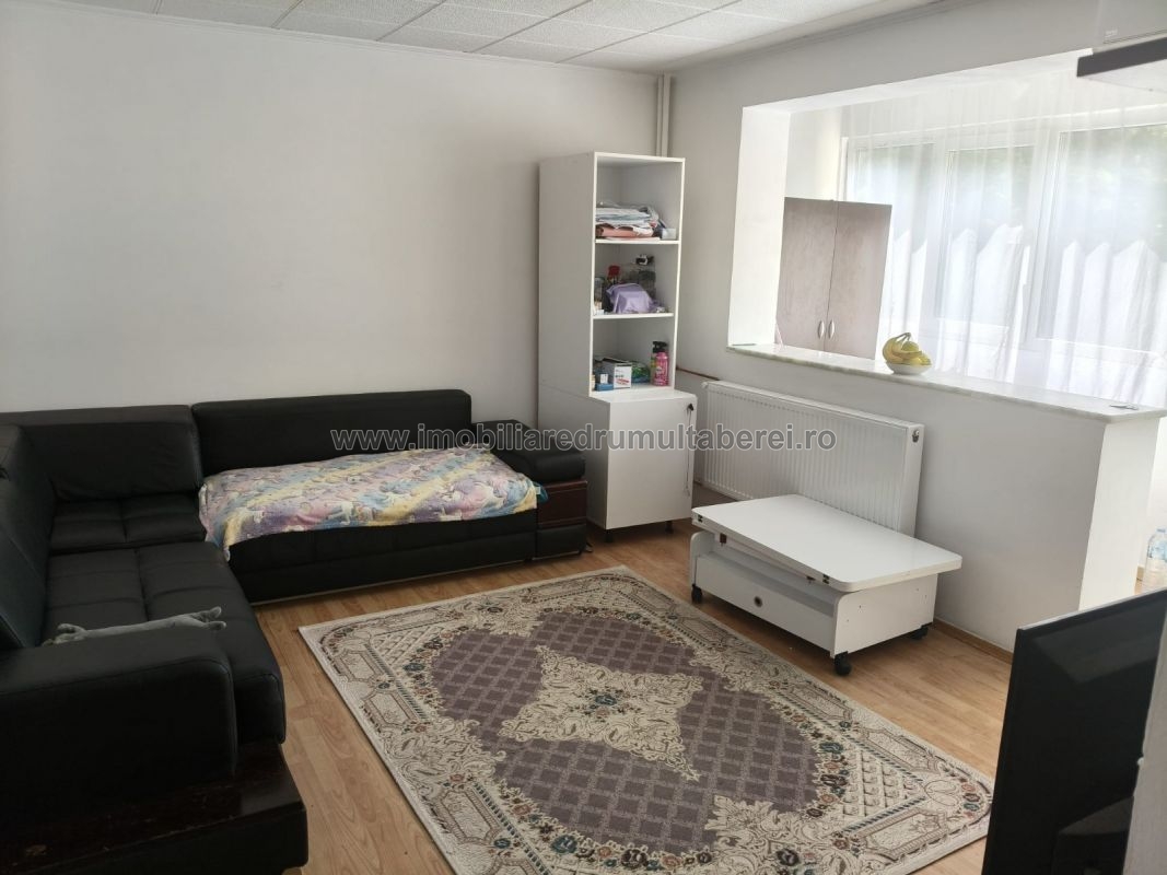 vanzare apartament 3 camere, Lovinescu, Metrou Raul Doamnei, cf 1, etaj 3/10, circular, partial mobilat,          pret 130.000 EUR