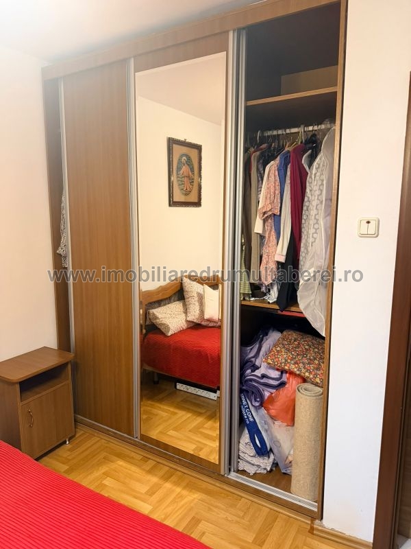 vanzare apartament 3 camere, Parc Drumul Taberei, Metrou, Targu Neamt, cf 1, etaj 1/10, semidecomandat, centrala, mobilat,             pret 130.000 EUR