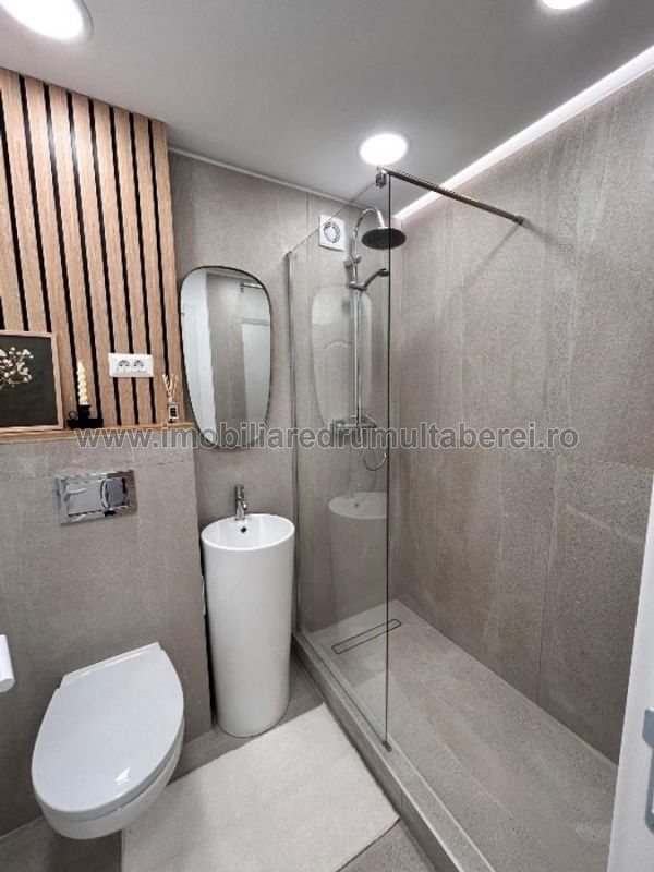 vanzare apartament 2 camere, Romancierilor, Metrou, cf 1, decomandat, etaj 1/4, renovat, mobilat,           pret 139.500 EUR