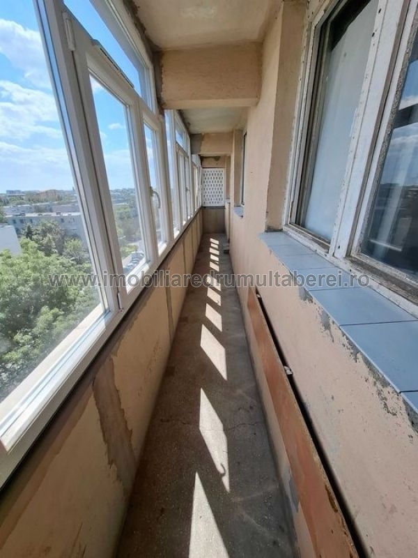 vanzare apartament 3 camere, Valea Ialomitei, Metrou, Piata, cf 1, decomandat, etaj 7/10, bloc reabilitat,       pret 133.500 EUR