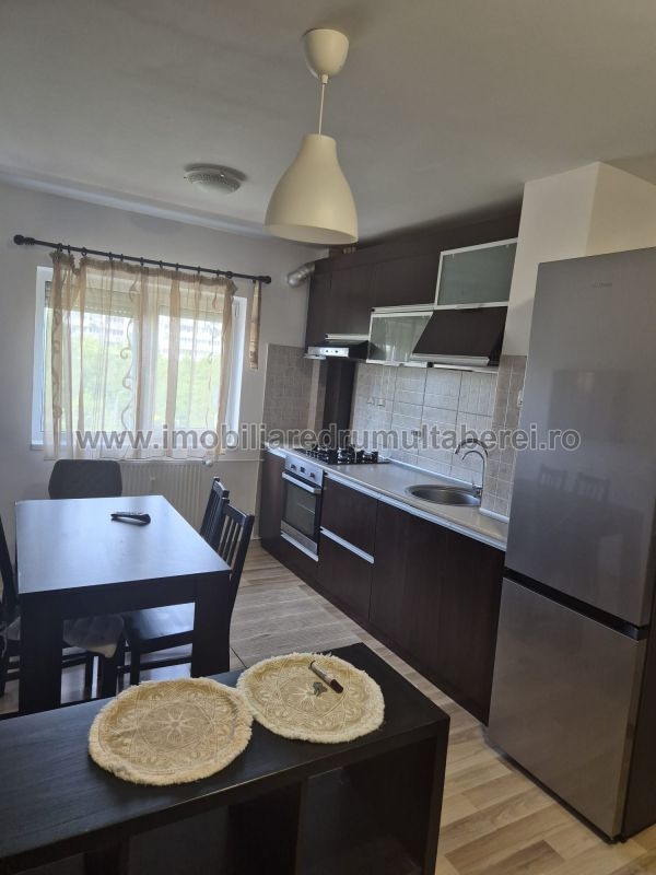 vanzare apartament 3 camere, Favorit, Metrou Tudor Vladimirescu, cf 1, etaj 4/10, semidecomandat, 2 bai, bloc reabilitat,            pret 162.000 EUR